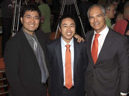 El director general de Euskaltel, Fernando Ojeda (d), junto a los inversores chinos, Quiabhe Yin (i), y Alex Jia Yunpeng (c) en la Bolsa de Bilbao.