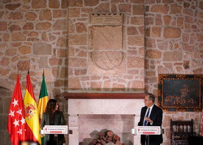 La presidenta de la Comunidad de Madrid, Isabel Díaz Ayuso, y el vicepresidente y consejero de Educación y Universidades, Enrique Ossorio.