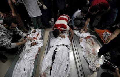 Un palestino lloraba sobre el cuerpo sin vida de un familiar, este sábado en la ciudad de Gaza.