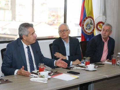 Luis Fernando Velasco, ministro del Interior; Guillermo Jaramillo, ministro de Salud, y Jorge Eduardo Londoño, director del SENA, durante la reunión para la recuperación de centros de salud, en Bogotá.