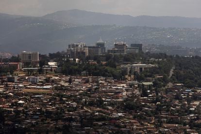 La Green City Kigali se alzará en una de las múltiples colinas que circundan la capital, como las de la foto. La que acogerá la nueva ciudad se llama Kinyinya y está a unos 15 kilómetros del centro.