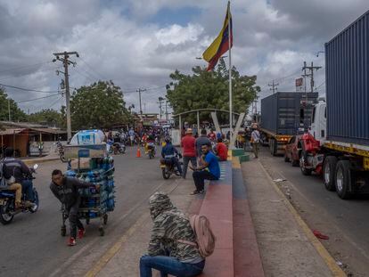 Paraguachon es la frontera entre Colombia y Venezuela, donde hay todo tipo de comercio y muchas personas cruzando y ofreciendo servicios, en Maicao, La Guajira, el 8 de marzo de 2023. 