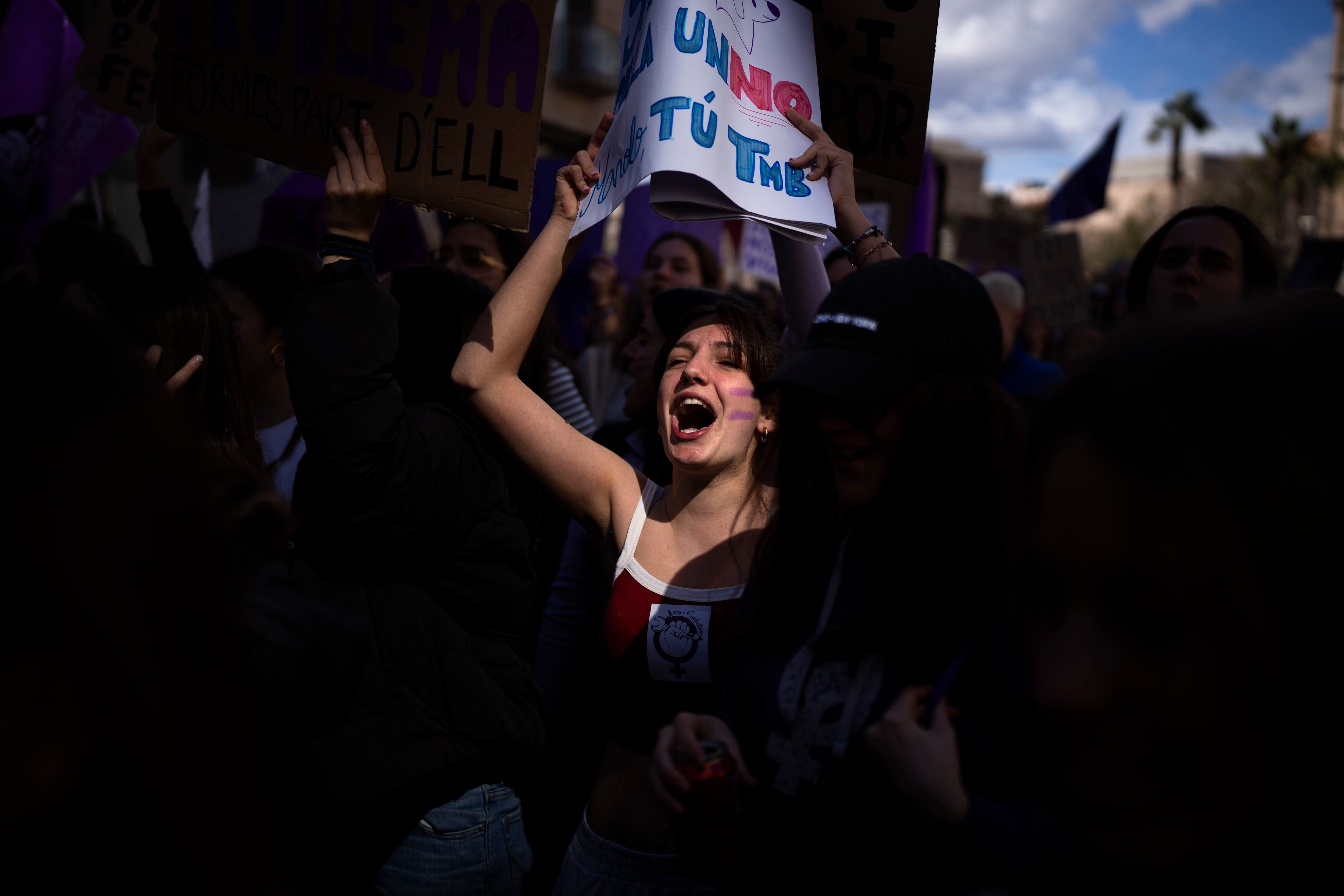 Una joven participaba durante la manifestación de estudiantes, este viernes en Barcelona.