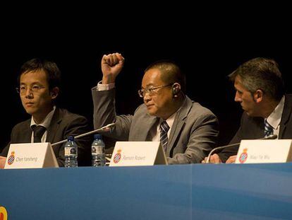 Chen Yansheng, presidente del Espanyol, en el centro.