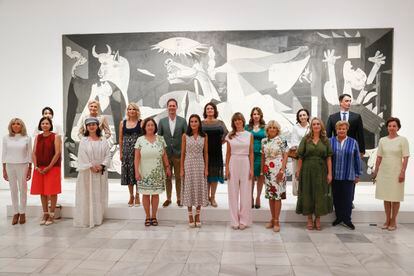 La reina Letizia (c), la mujer del presidente del Gobierno, Begoña Gómez (c-d), la mujer del secretario general de la OTAN, Ingrid Schulerud (c-i), y la primera dama estadounidense, Jill Biden (4d), junto con el resto de los acompañantes de los mandatarios que asisten a la cumbre de la OTAN, posan junto al 'Guernica' de Picasso en su visita del Museo Nacional de Arte Reina Sofía.