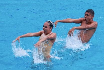 Itzamary González y Diego Villalobos durante su competencia de dúo libre mixto en los Juegos Centroamericanos 2023.