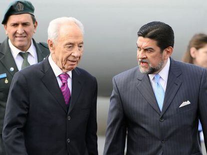 Simon Peres (izquierda) a su llegada a M&eacute;xico esta tarde.