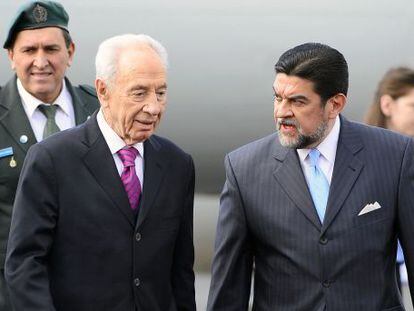 Simon Peres (izquierda) a su llegada a M&eacute;xico esta tarde.