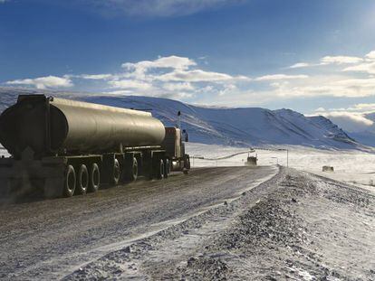 Camiones cisterna circulan por la autopista Dalton a través de las montañas Brooks Range, en Alaska. 
