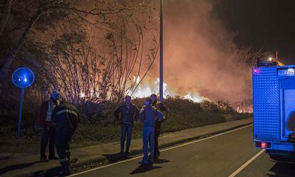 El fuego, que se inició en la zona de Sustatxa Bidea, en Berango, se ha extendido rápidamente a causa del fuerte viento, que dificulta el trabajo de los bomberos, en Vizcaya.