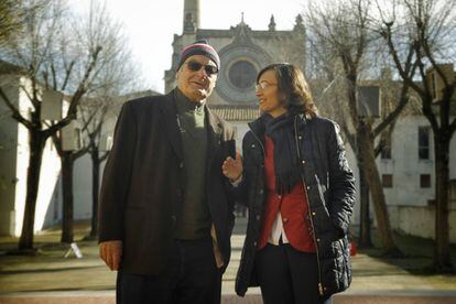 El artista Luis Gordillo y la consejera Rosa Aguilar, en el CAAC, en Sevilla.