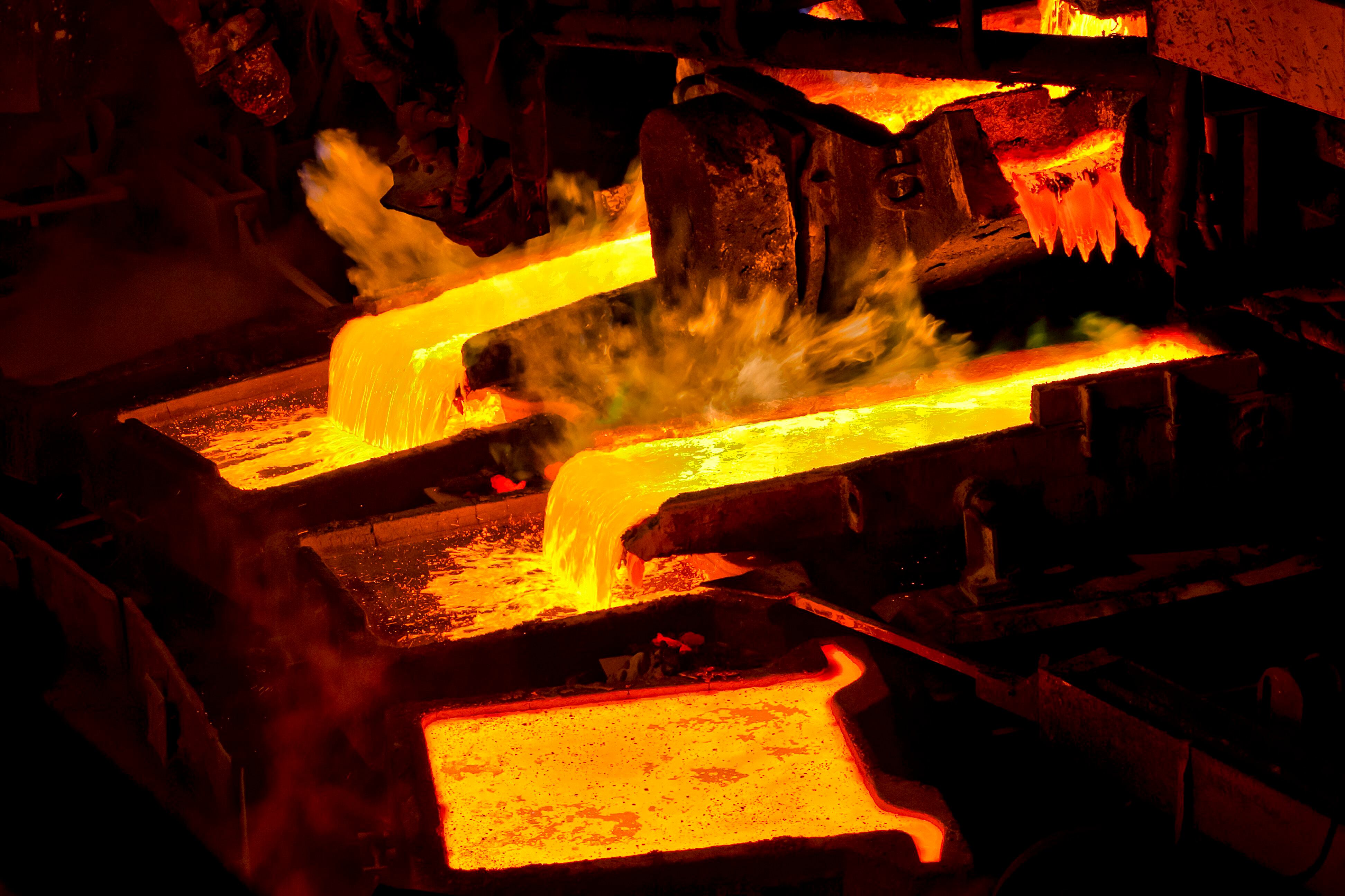 Ruedas de moldeo con cobre fundido en la planta de Atlantic Copper en Huelva.