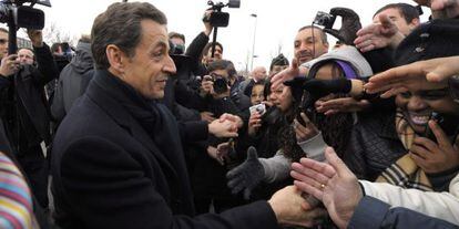 Nicol&aacute;s Sarkozy durante su visita a una f&aacute;brica de paneles solares de Bourgoin-Jallieu.