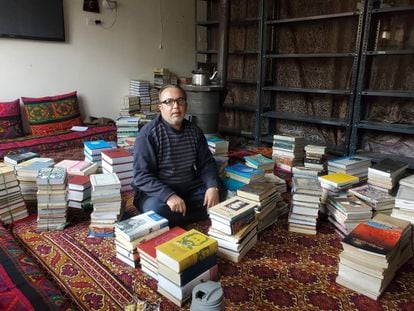 El poeta y escritor Javed Farhad antes de entregar sus libros a los compradores, en una imagen facilitada por él mismo.