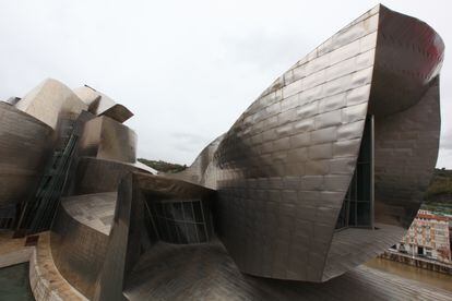 El museo, cuyas obras duraron cinco años, está revestido de 42.000 escamas de titanio.
