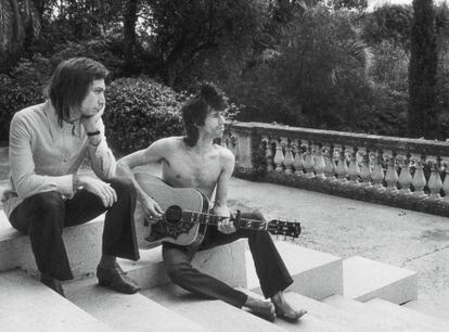 Charlie Watts (à gauche) et Keith Richards (à droite), dans les escaliers menant à la terrasse surplombant la mer, 1971. 