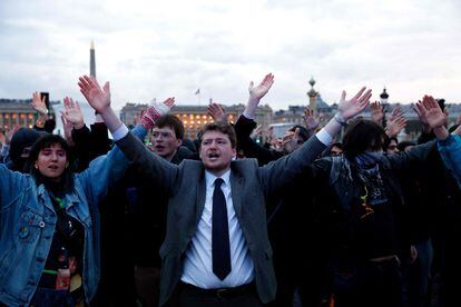 Un grupo de manifestantes contra la reforma de las pensiones de Macron este viernes en la Plaza de la Concordia de París.