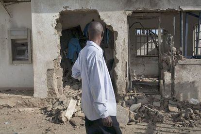 Un hombre observa las consecuencias de un ataque islamista en Saminaka, en el Estado de Kaduna, el 28 de septiembre.