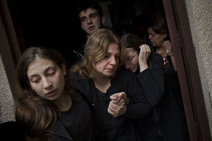 Familiares de Salem Paul Sweliem rezan durante su funeral en Gaza. Sweliem, un carpintero cristiano griego ortodoxo, murió durante el bombardeo en el que Israel mató también al líder de la Yihad Islámica Ramez Harb.