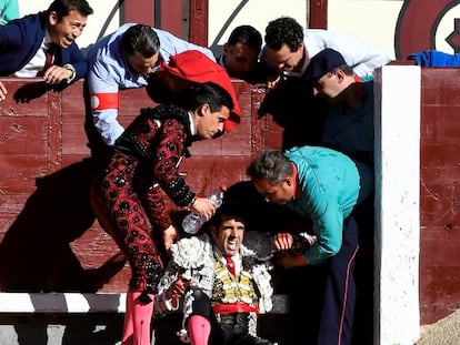 Emilio de Justo, instantes después de la espectacular cogida que sufrió al entrar a matar a su primer toro.