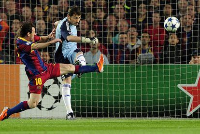 Casillas golpea la pelota ante la presencia de Leo Messi. El portero del Real Madrid ha sido el protagonista de la primera parte con tres paradas decisivas.