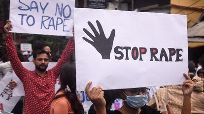 Manifestación en Calcuta (India) en 2022 contra las decisiones judiciales en un caso de violación.