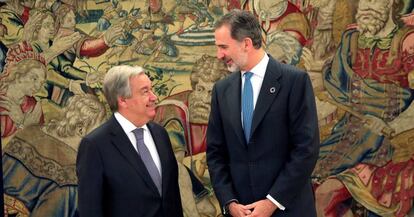 El rey Felipe VI y el Secretario General de las Naciones Unidas, Antonio Guterres, a quien recibió hoy en audiencia