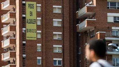 Un anuncio de pisos en alquiler en un edificio de Barcelona.