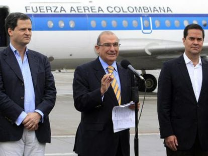 Sergio Jaramillo, Humberto de la Calle y Frank Pearl en el aeropuerto militar de Bogot&aacute; antes de partir a La Habana.