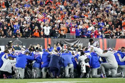 Los jugadores y el equipo técnico de los Buffalo Bills rezan por Damar Hamlin. Tras el trágico percance, se suspendió el partido, tras 21 minutos disputados, con el marcador 7-3 a favor del equipo local de Cincinnati.