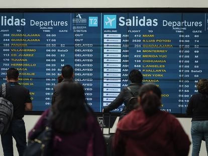 Una pantalla anunica la demora de todos los vuelos que parten del AICM, en Ciudad de México, el pasado 20 de mayo.