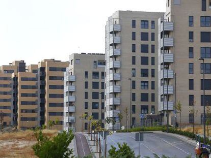 Bloques de viviendas nuevas y vac&iacute;as en Tres Cantos.