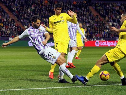 Moyano e Iborra pugnan por un balón