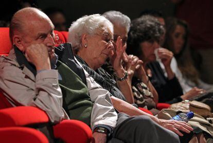 Marcos Ana, Antonia Parra e Hilda Farfante, durante la presentación del documental en el que han participado actores y escritores para narrar 15 historias reales de otros tantos fusilados a manos de falangistas y franquistas durante la Guerra Civil española, en un acto celebrado en Madrid, en 2010.