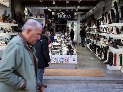 Varias personas en una tienda de Madrid el pasado 25 de noviembre.