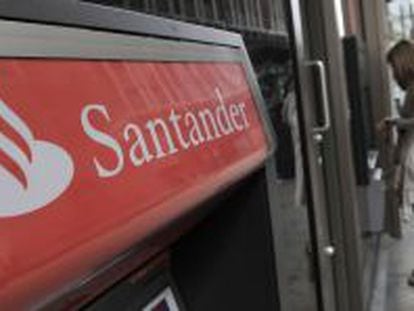 Imagen del cajero autom&aacute;tico de una sucursal del Banco Santander en Londres.