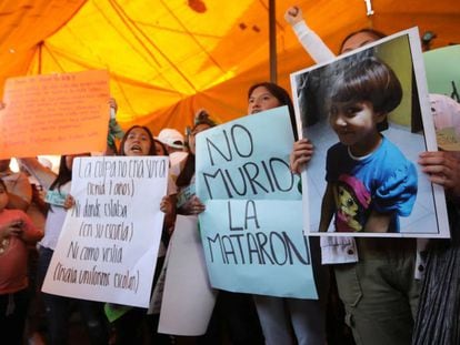 Familiares y vecinos de la niña Fátima, durante su funeral.