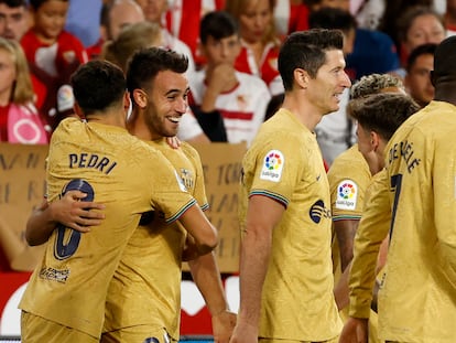 Los jugadores del Barcelona  celebran el gol de Eric García ante el Sevilla este sábado en el Pizjuán.