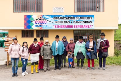 Tania Vaca, Verónica Ashqui,  Ermelinda Chacha, Diocelina Vargas, Marí Totasig, Yolanda Guamán, Diana Iza, Verónica Andrango y su hijo Neymar, Pilar Andrango, Carmen Cofre y Jeanth Cajía, lideresas representantes de varias comunidades en la OMICSE.