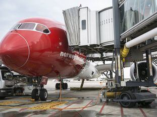 Uno de los aviones de Norwegian Air, en el aeropuerto del Prat.