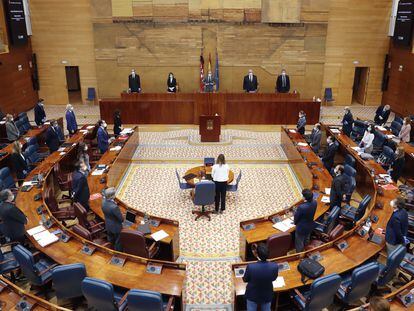 Minuto de silencio durante el pleno de la Asamblea de Madrid, este miércoles, durante el pleno monográfico sobre el coronavirus.