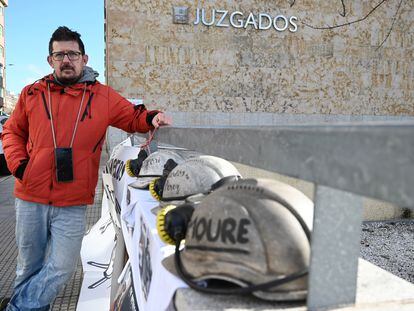 Roberto Moure, hermano de uno de los mineros fallecidos en el pozo Emilio del Valle, el pasado 8 de febrero frente a los juzgados de León.