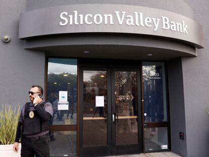 Un guardia de seguridad vigila la sede de SVB en Santa Clara, California.