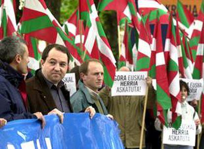Dirigentes de Batasuna, en una manifestación ante la sede de la Delegación del Gobierno en el País Vasco.