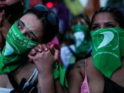 Mujeres en protesta afuera de la Cámara de Dipiutados de Argentina en diciembre de 2020.