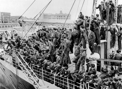 Soldados embarcan hacia Francia desde el puerto de Argel, en 1962, tras la firma del alto el fuego.