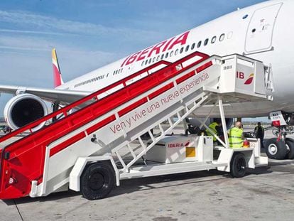 Avión de la familia A330 de Iberia con la escalera de embarque instalada.