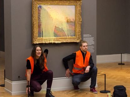 Activistas lanzan puré de patata contra un cuadro de la serie 'Los almiares', del pintor francés Claude Monet el pasado 23 de octubre.