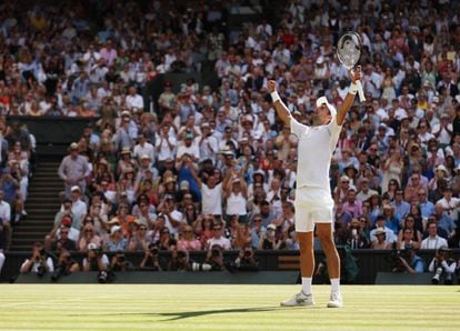 Novak Djokovic celebra su triunfo en la final de Wimbledon ante Kyrgios este domingo en Londres.