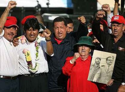 Daniel Ortega, Evo Morales y Hugo Chávez, en la clausura de la Cumbre de los Pueblos.